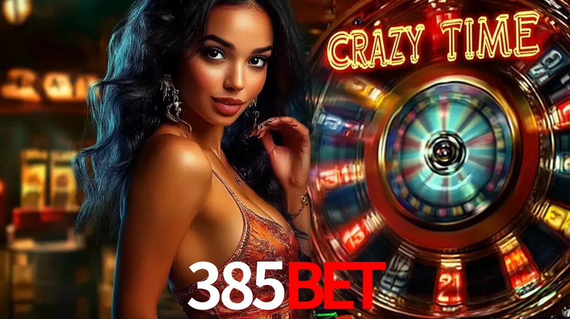 Mulher elegante ao lado da vibrante roda da fortuna do jogo de cassino ao vivo Crazy Time, um dos game shows mais populares e cheios de prêmios do 385bet.
